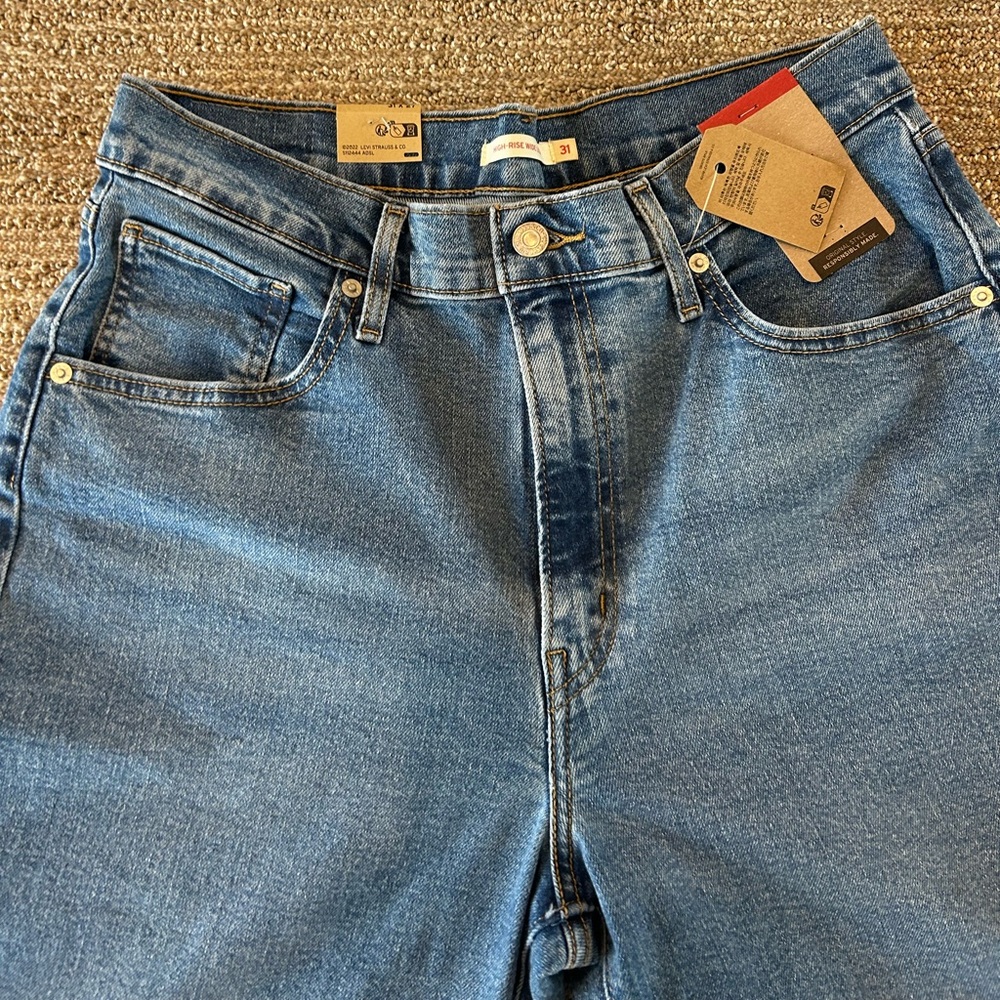 NWT LEVIS HIGH RISE WIDE LEG. Cute trendy jeans. 31”x27”. Has some stretch too. - Picture 5 of 10